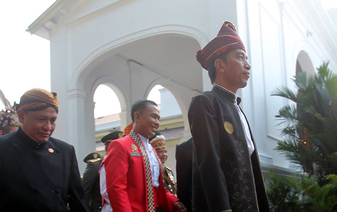 Presiden Jok Widodo menggunakan pakaian adat saat menghadiri peringatan HUT RI di Istana Negara - Image