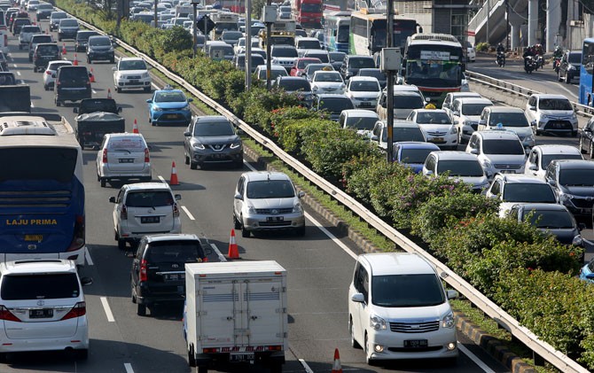 Kemacetan lalu lintas di jalan tol pada pagi hari - Image