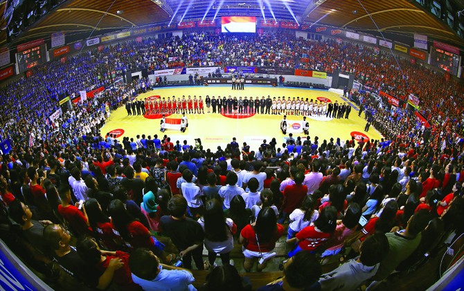 FINAL PARTY: Ribuan penonton di tribun DBL Arena, Surabaya, kemarin bersama-sama menyanyikan lagu Indonesia Raya pada awal laga final Honda DBL East Java Series 2017. - Image