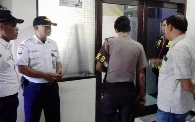 Polisi memeriksa ruangan lokasi brankas PDAM Makassar yang dibobol maling, Selasa (25/7) - Image