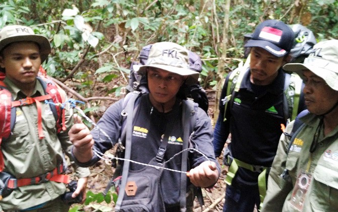 Ranger dari FKL menemukan jerat binatang melakukan patrol di kawasan hutan di kawasan hutan Bengkung, Kota Subulussalam, Aceh. - Image