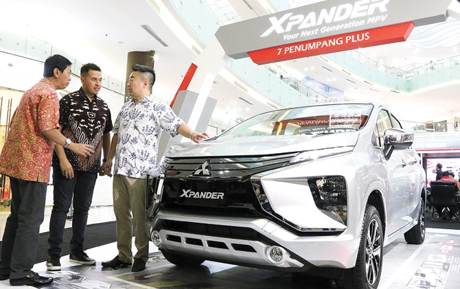 LARIS: Director Of Sales & Marketing Division PT Mitsubishi Motor Krama Yudha Sales Indonesia Osamu Iwaba (kanan) bersama Rifat Sungkar (tengah) didampingi Amiruddin (kiri) saat peluncuran Xpander di Surabaya. - Image