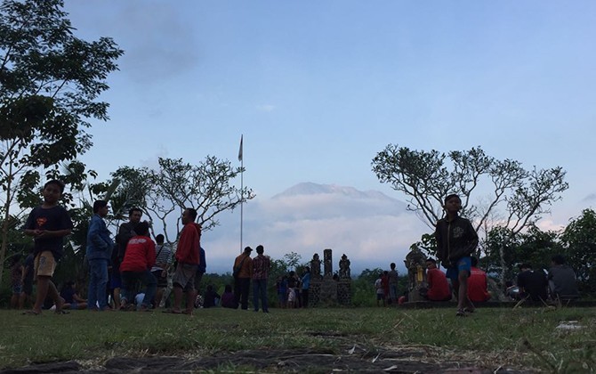 Masyarakat memantau Gunung Agung dari Pos Pantau Rendang - Image