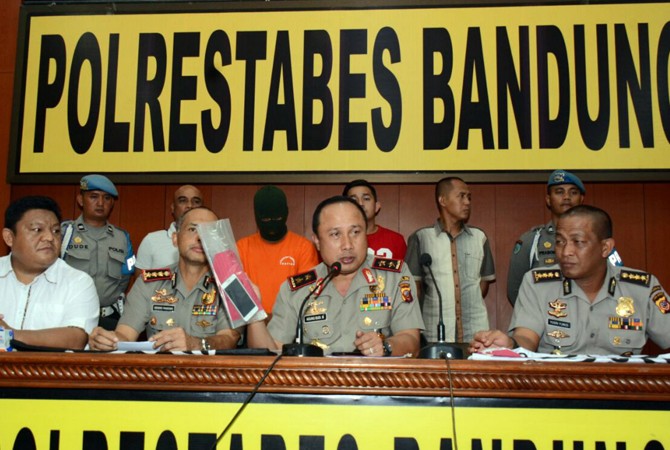 TINDAK TEGAS: Kapolda Irjen Pol Agung Budi Maryoto saat memimpin langsung ekspose penangkapan seorang pelaku ujaran kebencian di medsos terhadap Ibu Negara, kemarin (12/9). - Image