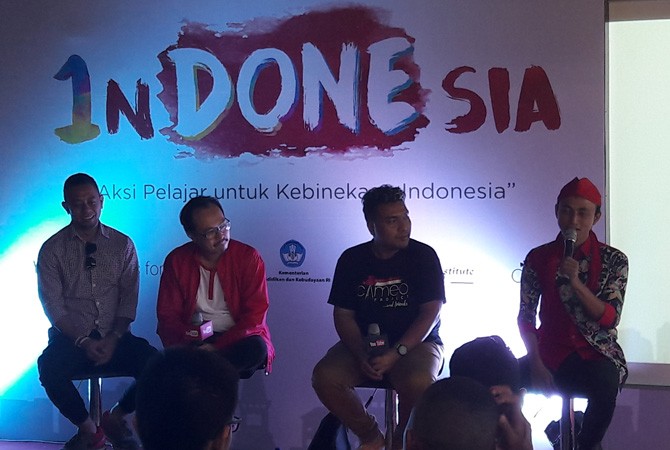 Kholis Kurniawan atau yang familier di YouTube sebagai Gamelawan (paling kanan) - Image