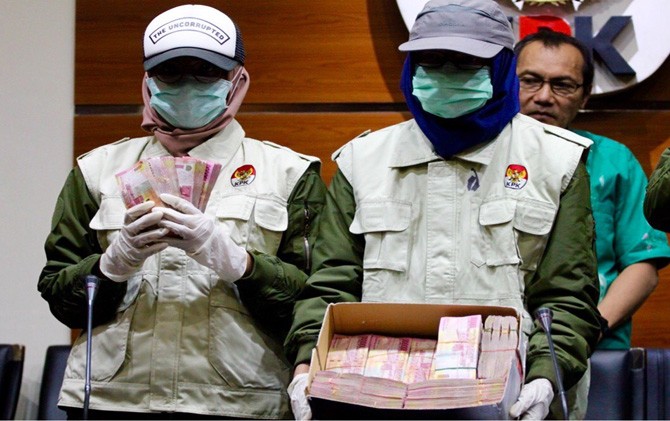 Penyidik KPK memperlihatkan barang bukti uang suap Gubernur Bengkulu, beberapa waktu lalu. - Image