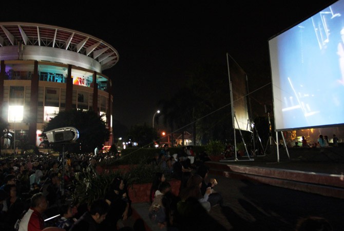 Antusiasme warga Cijantung menyaksikan film Pengkhianatan G30 S PKI (1984) - Image