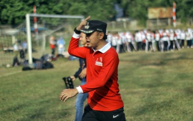 Wali Kota Bogor Bima Arya mengejar guru olahraga yang bolos saat upacara. (Humas Pemkot Bogor for Radar Bogor) - Image