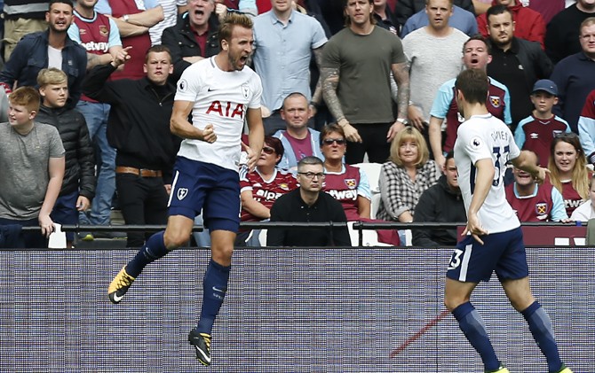 Harry Kane saat melakukan selebrasi usai mencetak gol ke gawang West Ham. Tottenham selalu menang dalam laga tandang di Premier League musim ini - Image