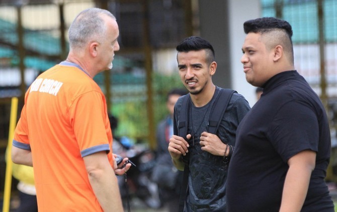 Nabil Husein (kanan) geram dengan komentar kontroversial Iwan Setiawan. - Image