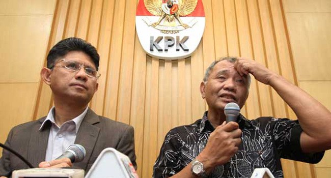 Ketua KPK Agus Rahardjo (kanan) bersama Wakil Ketua KPK Laode M. Syarif - Image
