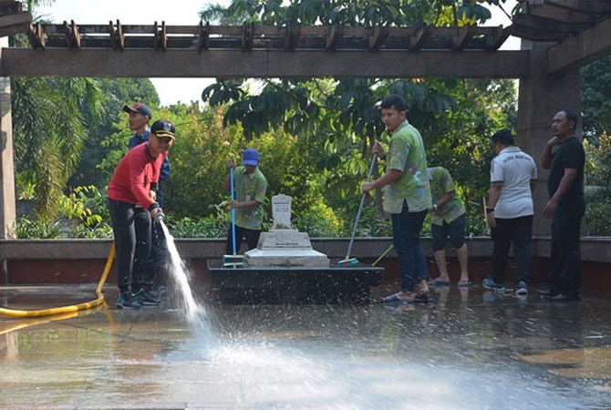 Monumen bersejarah, makam almarhumah Ade Irma Suryani Nasution dibersihkan dari sampah dedaunan dan lumut. - Image
