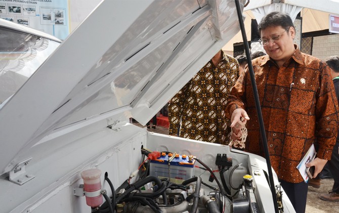 Menteri Perindustrian Airlangga Hartanto saat meninjau kesiapan mobil desa - Image