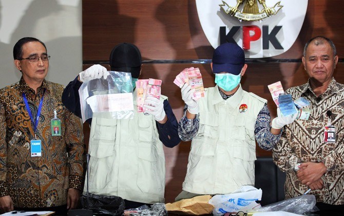 Penyidik KPK memperlihatkan barang bukti uang suap hakim PN Bengkulu, beberapa waktu lalu. - Image