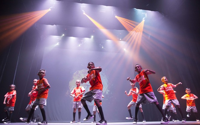 PERCAYA DIRI: Anak-anak jalanan melakoni pentas dance hiphop. - Image