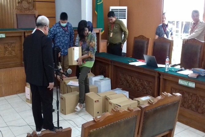 Tim Biro Hukum KPK memperlihatkan ratusan dokumen penyidikan kasus e-KTP. Dokumen ini akan diperlihatkan kepada hakim tunggal Cepi Iskandar dalam sidang Praperadilan yang diajukan Setya Novanto, Senin(25/9). - Image