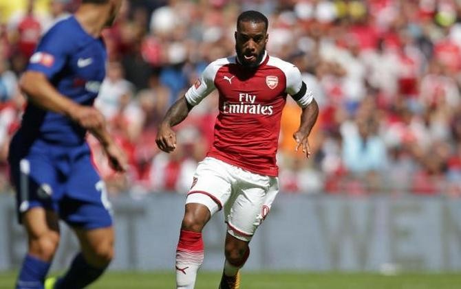 Alexandre Lacazette dianggap diperlakukan kurang baik oleh Arsenal - Image