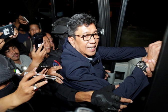 Wali Kota Batu Eddy Rumpoko (berjaket hitam berkacamata) saat akan akan dibawa ke Bandara Juanda, Sidoarjo Jatim, (Sabtu/16/9) malam. - Image