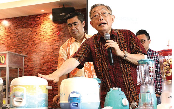 EFISIEN: Presiden Direktur Maspion Alim Markus mengenalkan sejumlah produk di Surabaya kemarin. - Image