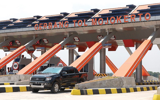 BEROPERASI: Gerbang Tol Mojokerto yang menghubungkan Mojokerto-Kertosono telah resmi dioperasikan. - Image