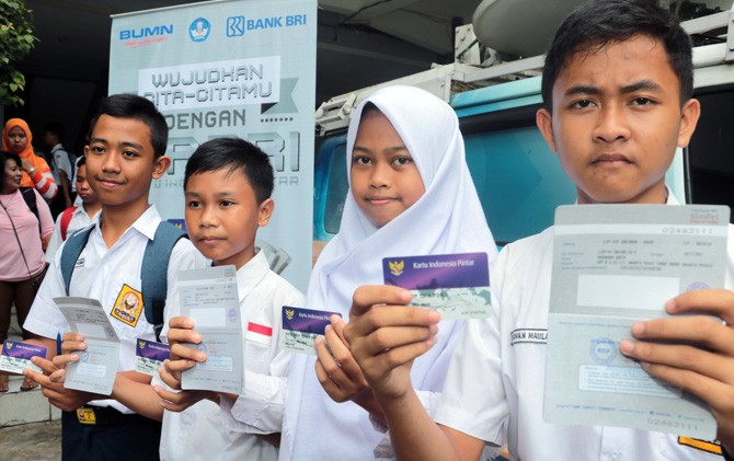 Siswa SMP di Bogor saat pencairan KIP(Kelik/Radar Bogor/JawaPos.com) - Image