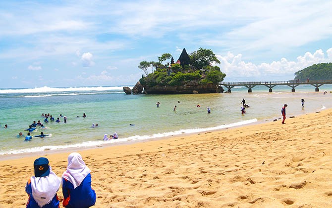 Pantai Balekambang, salah satu kawasan pantai yang dikelola Perhutani Malang - Image
