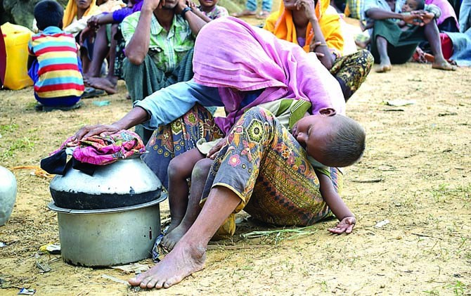 MENANGGUNG DERITA: Seorang nenek menggendong cucunya yang terlelap di kamp pengungsian Ukhiya, Bangladesh, kemarin. Mereka adalah bagian dari etnis Rohingya yang harus melarikan diri dari Myanmar karena aksi represi militer. - Image