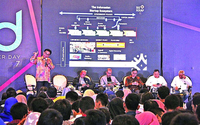 BLUE OCEAN: Hari Santoso Sungkari (kiri) dalam Bekraf Developer Day Surabaya 2017 kemarin. - Image