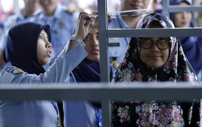 Petugas dari Kemenkumham membagikan formulir biodata untuk peserta CPNS untuk jenjang SLTA di GOR Kota Baru. (M Ridwan/Jambi Ekspres/Jawa Pos Group) - Image