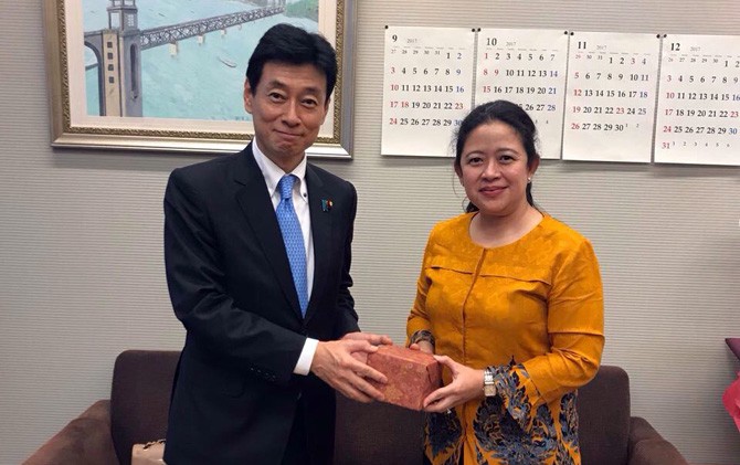 Menko PMK Puan Maharani dengan Policy Research Council LDP Nishimura Yasutoshi - Image
