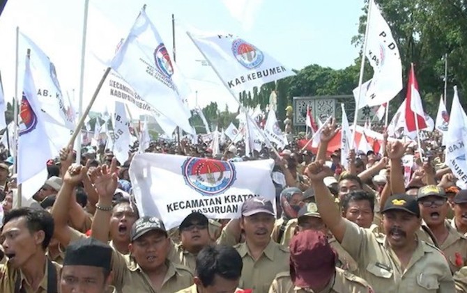 Ribuan perangkat desa menggelar aksi di depan Istana. - Image