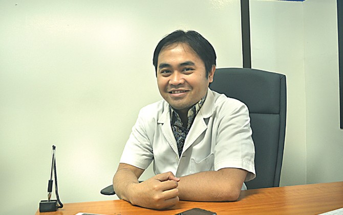 WAKIL INDONESIA: Dokter Tedy Apriawan di ruangannya. - Image