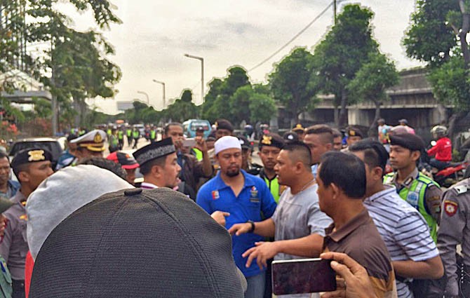 Suasana saat demo di depan Hotel Alexis, Jakarta Utara, Minggu (15/10) sore. - Image
