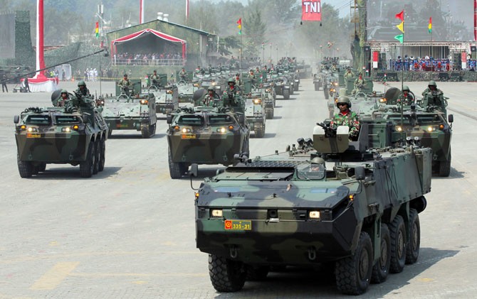 Alutsista TNI di parade HUT ke-72 - Image