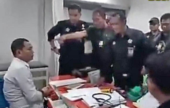 Sejumlah LSM KPK melabrak seorang dokter di Rumah Sakit Ariya Medika, Kota Tangerang. - Image