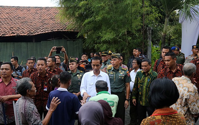 HAJAT: Presiden Jokowi bersama warga di komplek gedung Graha Saba Buana, Kota Solo. - Image