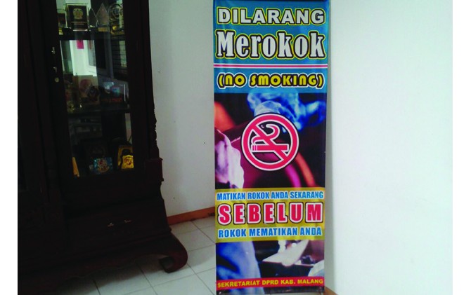 MINIM SOSIALISASI: Salah satu sudut ruangan di DPRD Kabupaten Malang yang dipasangi banner larangan merokok. - Image