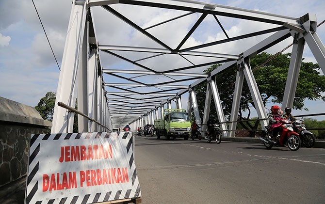 SOSIALISASI: Tulisan jembatan dalam perbaikan sudah terpasang di antara dua ujung Jembatan Mojo. - Image