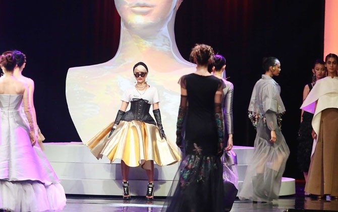 HIGH FASHION: Agnez Mo menampilkan Parisian Style lewat outfit yang dikenakannya Rabu malam. - Image