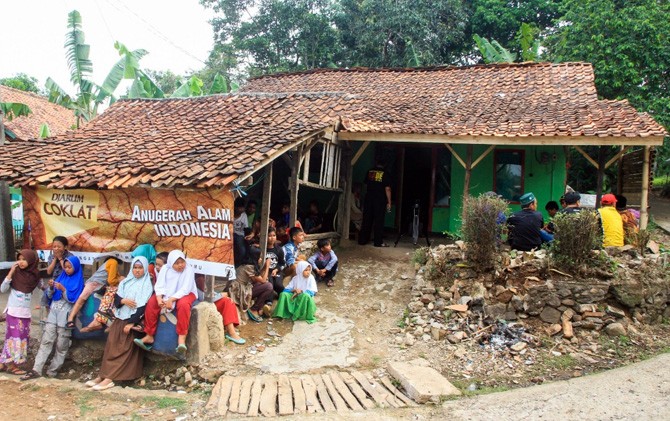 Siswa SDN 1 Gunung Karung Kecamatan Maniis Purwakarta sedang beristirahat usai terlibat dalam bedah rumah milik warga miskin. - Image