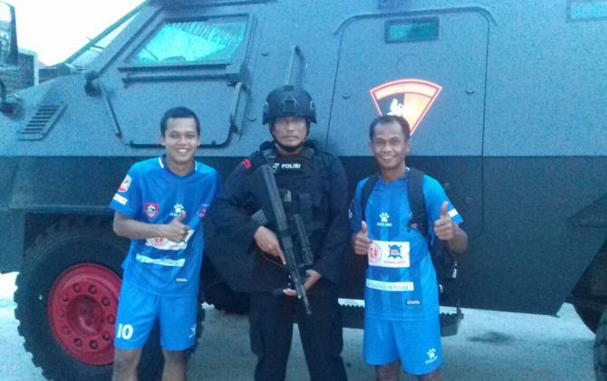 Pemain Semeru FC dievakuasi menggunakan rantis barracuda. - Image