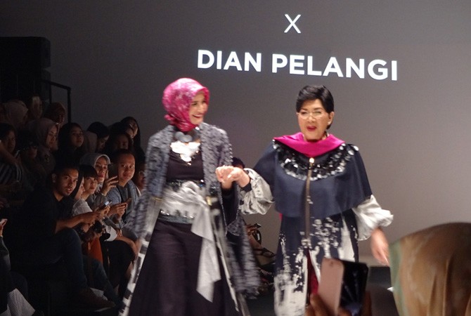 Titiek Puspa dan Inneke Koesherawati pakai koleksi Dian Pelangi - Image