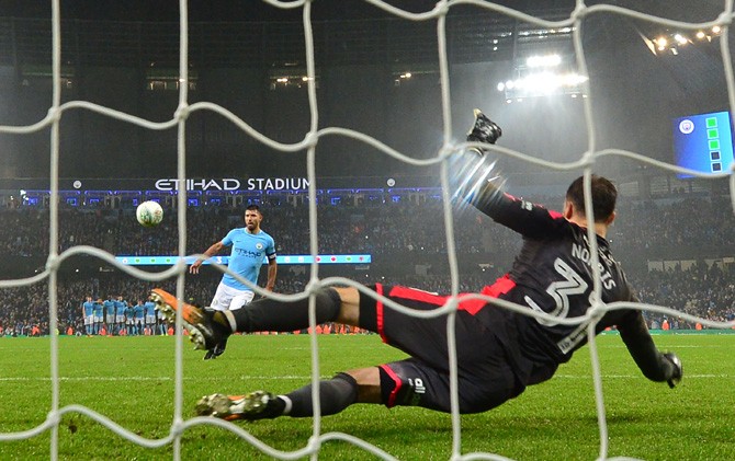 Sergio Aguero saat jadi algojo dalam adu tendangan penalti - Image