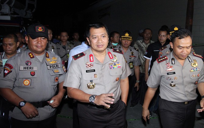 Wakapolda Metro Jaya Brigjen Purwadi Arianto saat meninjau lokasi pabrik petasan yang terbakar di Kosambi, Tangerang, Banten, Kamis (26/10). - Image