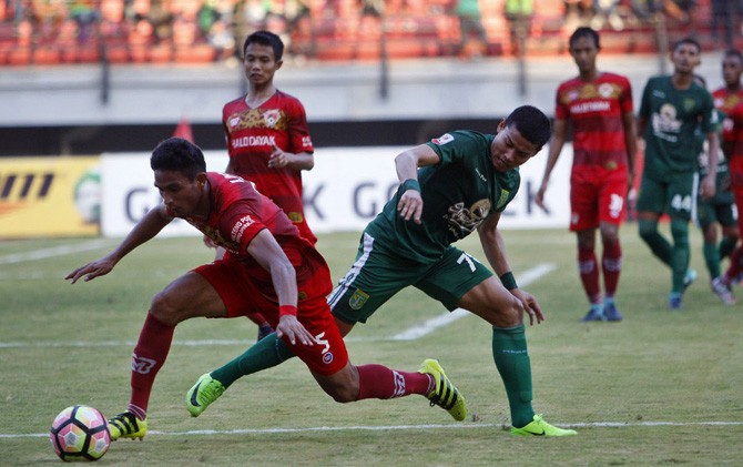 Laga Persebaya vs Kalteng Putra di babak 16-besar Liga 2 2017. Kedua tim lolos ke babak 8-besar. PT LIB menunda pelaksanaan babak 8-besar Liga 2 2017 - Image