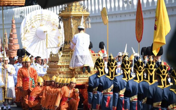 Jenazah Raja Thailand dibawa untuk dilakukan proses kremasi. - Image