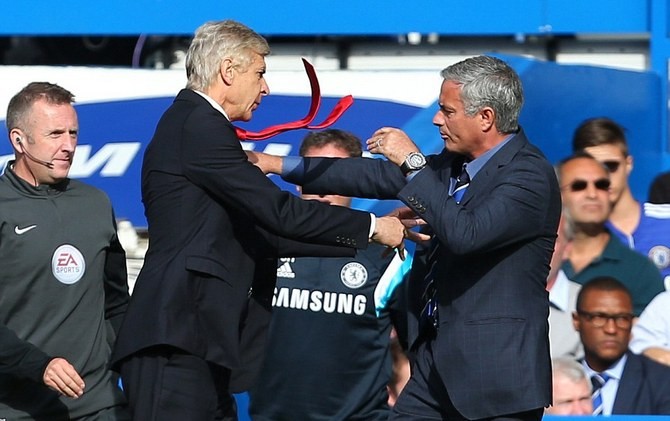 Arsene Wenger pernah terlibat adu fisik dengan Jose Mourinho di lapangan. - Image