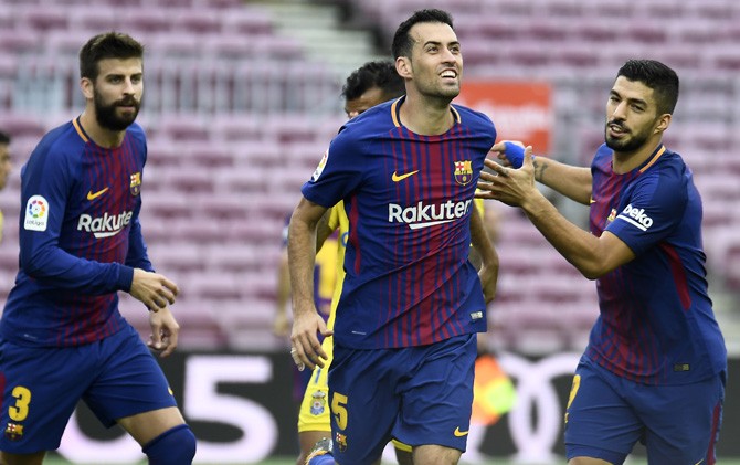 Sergio Busquets (tengah) saat merayakan gol yang dicetaknya bersama Gerard Pique dan Luis Suarez - Image