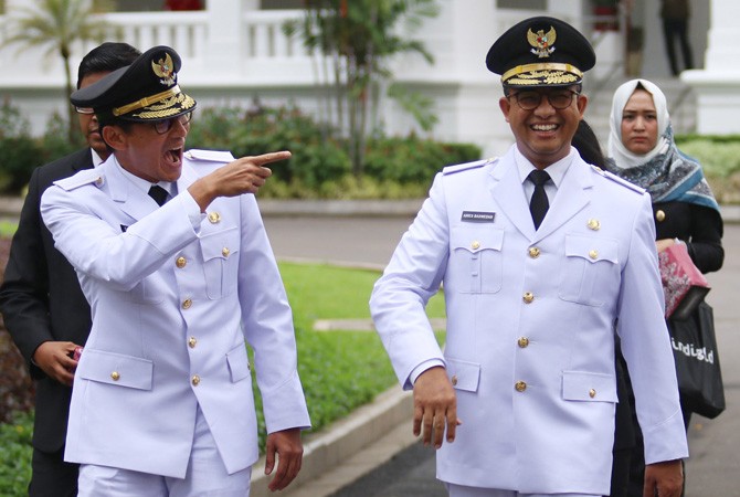 Gubernur dan Wakil Gubernur DKI Jakarta, Anies Baswedan dan Sandiaga Uno usai menjalani prosesi pelantikan di Istana Negara, Senin (16/11) - Image