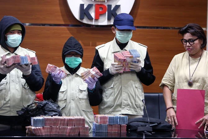 Ilustrasi: Penyidik KPK memperlihatkan barang bukti hasil OTT Wali Kota Cilegon - Image